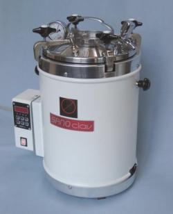 Laboratory autoclaves with heating