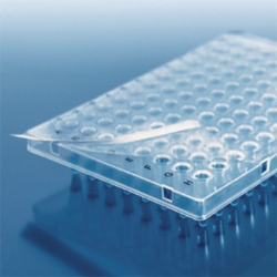 Slika Package BRAND<sup>&reg;</sup> Premium PCR plates with raised half frame + BRAND<sup>&reg;</sup> PCR sealing film